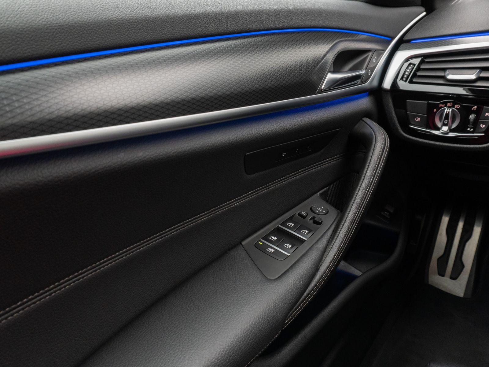 Fahrzeugabbildung BMW 530d  M Sport Panorama Kamera Laser HUD DAB HiFi
