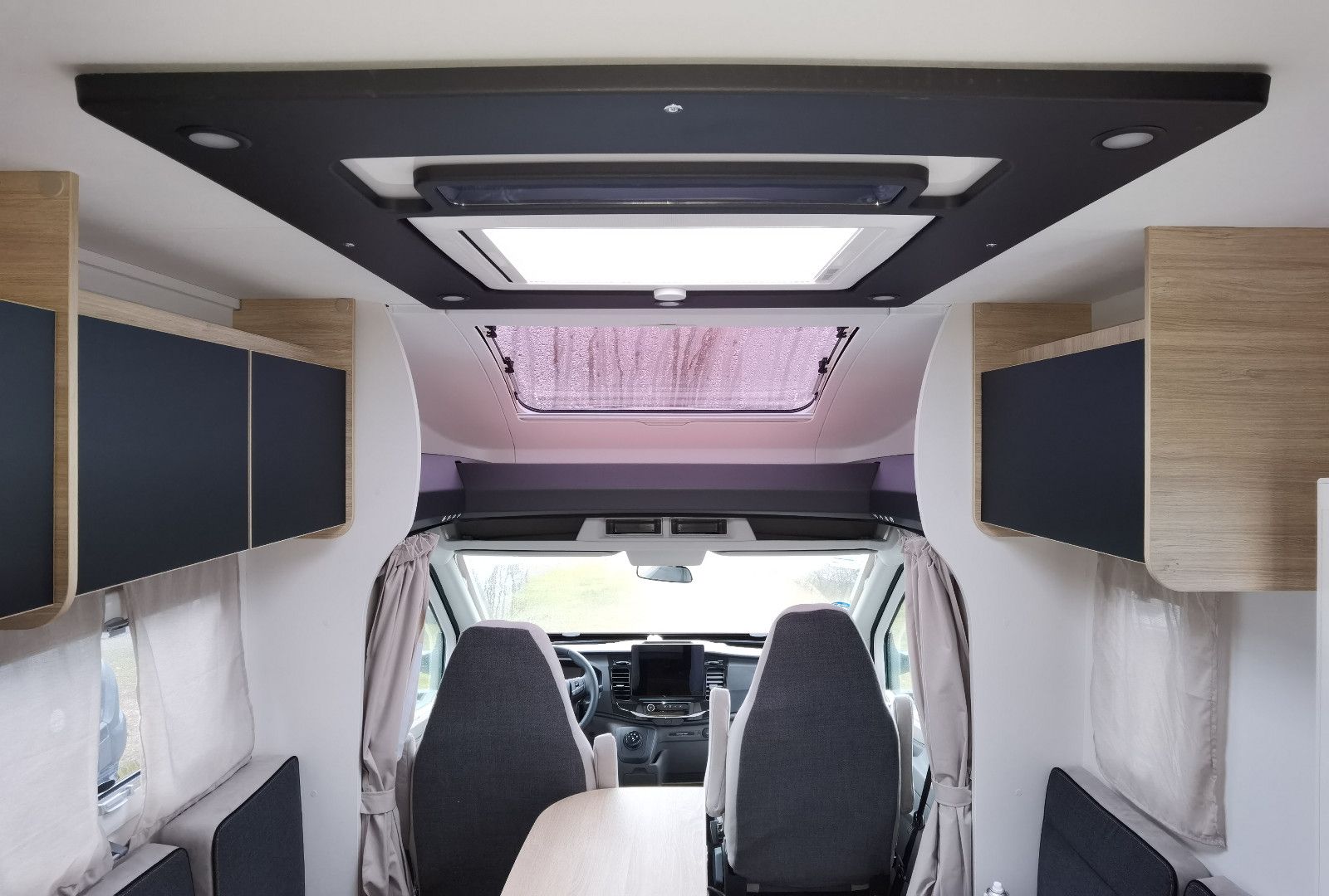 Fahrzeugabbildung Challenger 337 Etape Edition