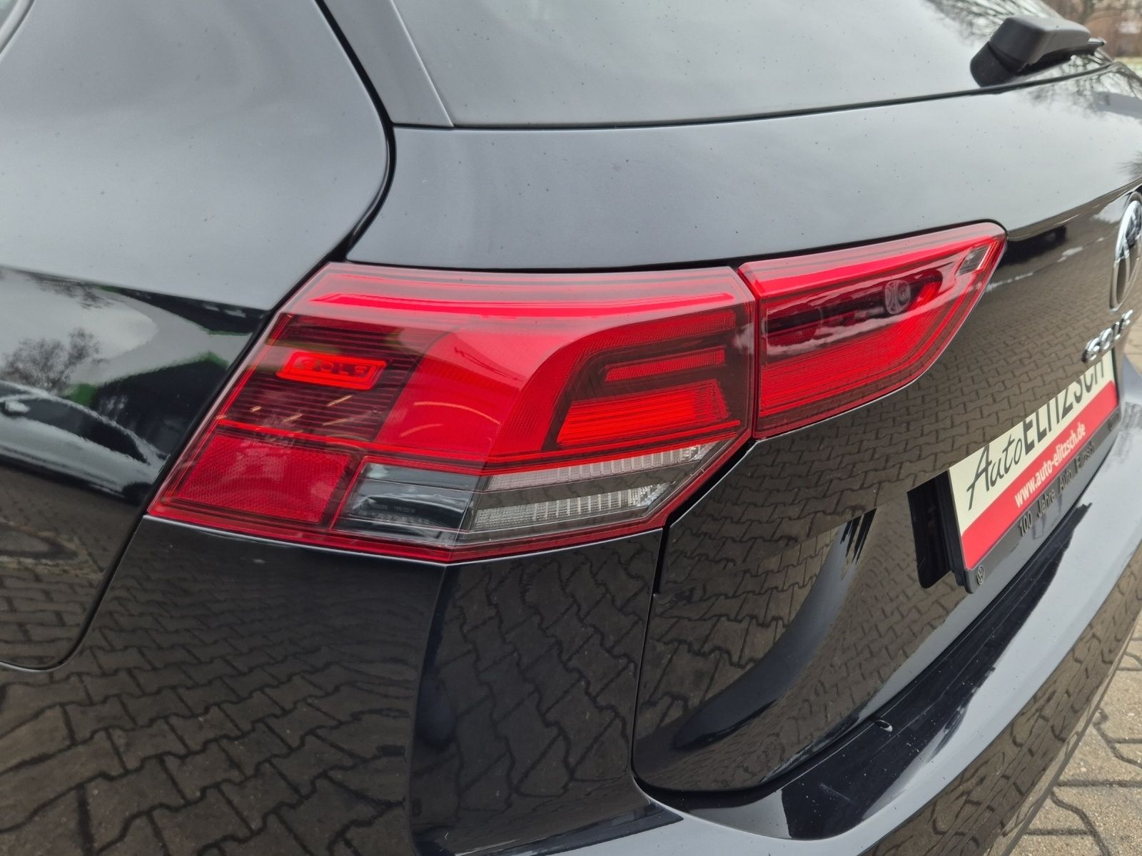 Fahrzeugabbildung Volkswagen Golf VIII Variant Life DSG LED AHK Navi AID ACC