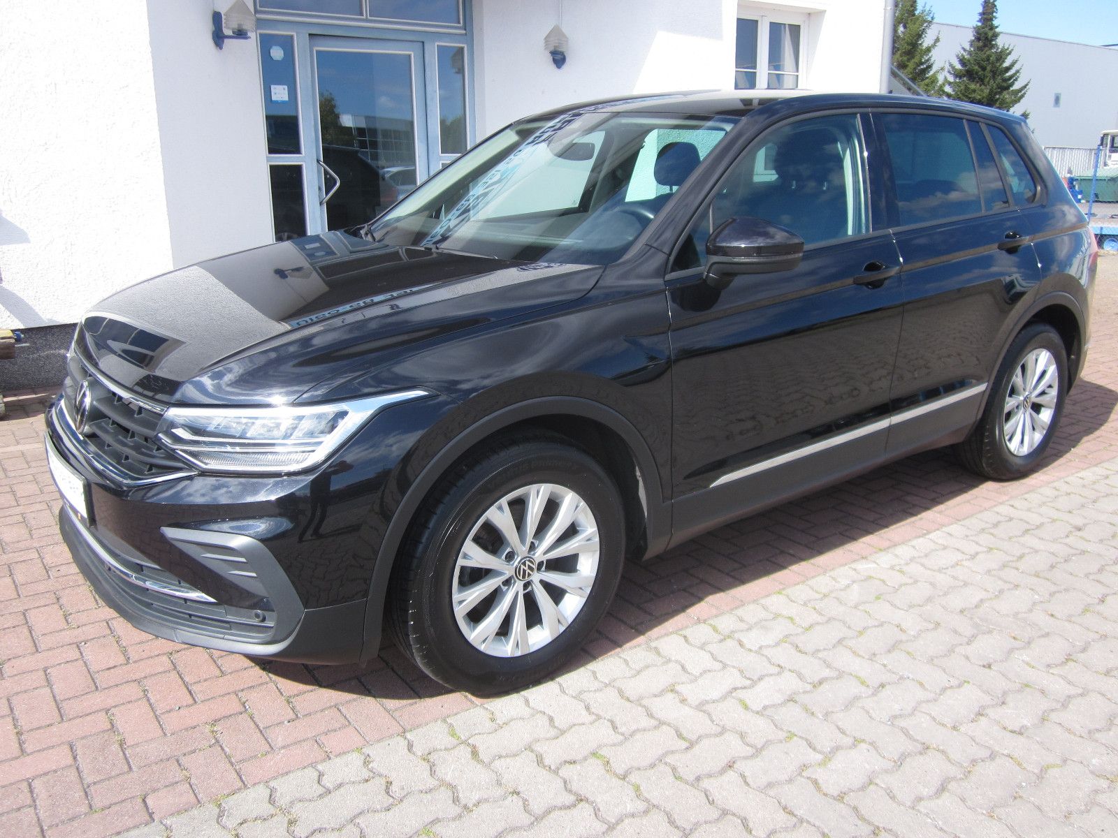 Volkswagen Tiguan - 1