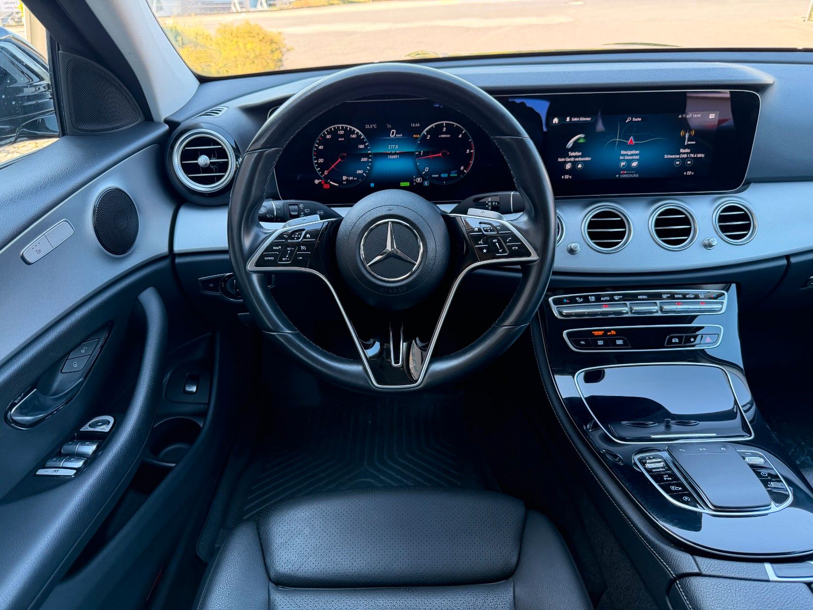 Fahrzeugabbildung Mercedes-Benz E 220d T Avantgarde+RKamera+Leder+Taxi