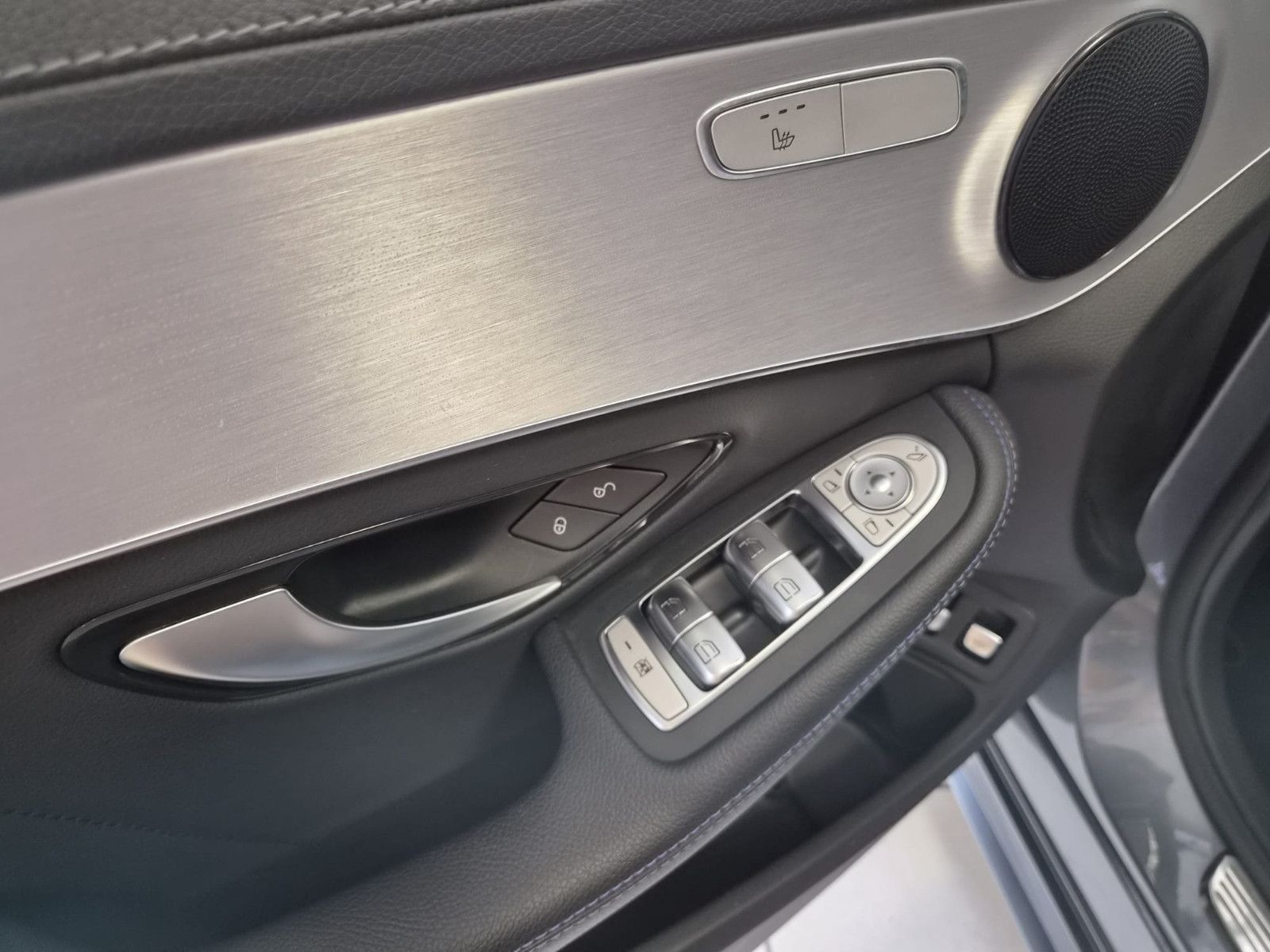 Fahrzeugabbildung Mercedes-Benz C 300 e Limousine/HIGH PERF. / KAMERA / AMG