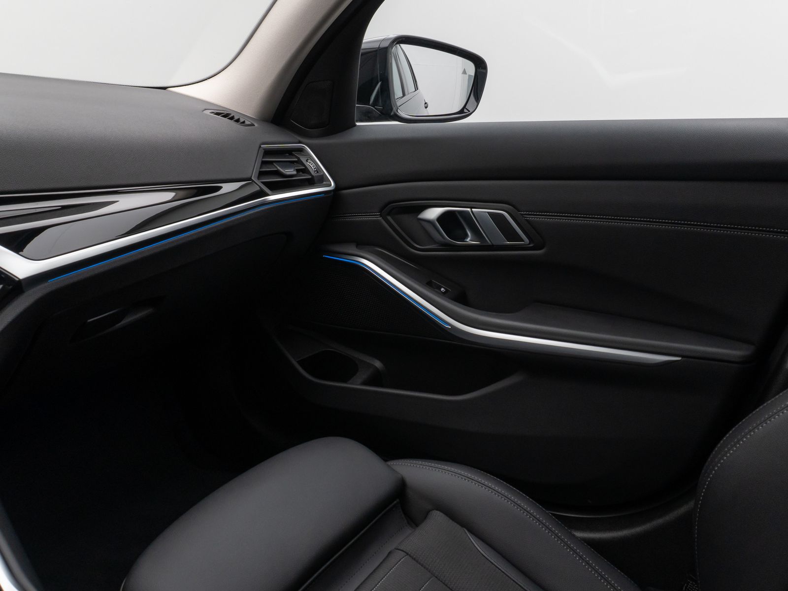 Fahrzeugabbildung BMW 318d Kamera DAB HiFi HUD Leder Komfort Sport LED