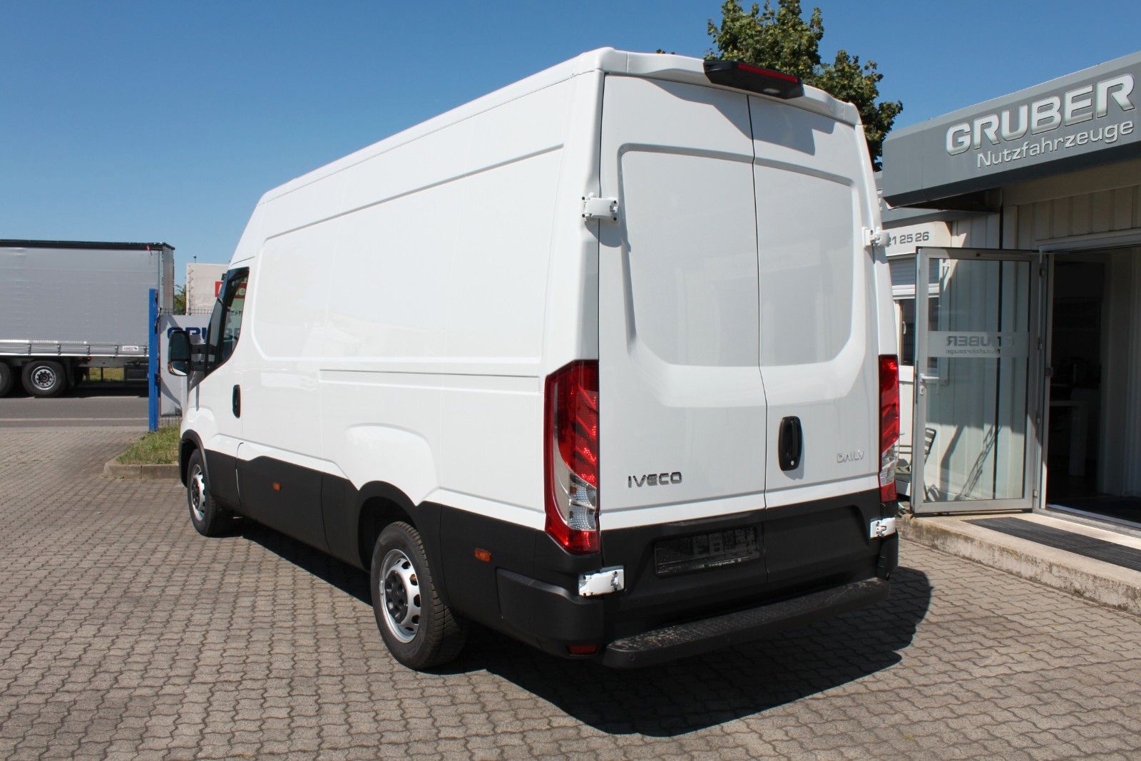 Fahrzeugabbildung Iveco Daily 3,0 Autom. Airline/Boden/Verkleidung