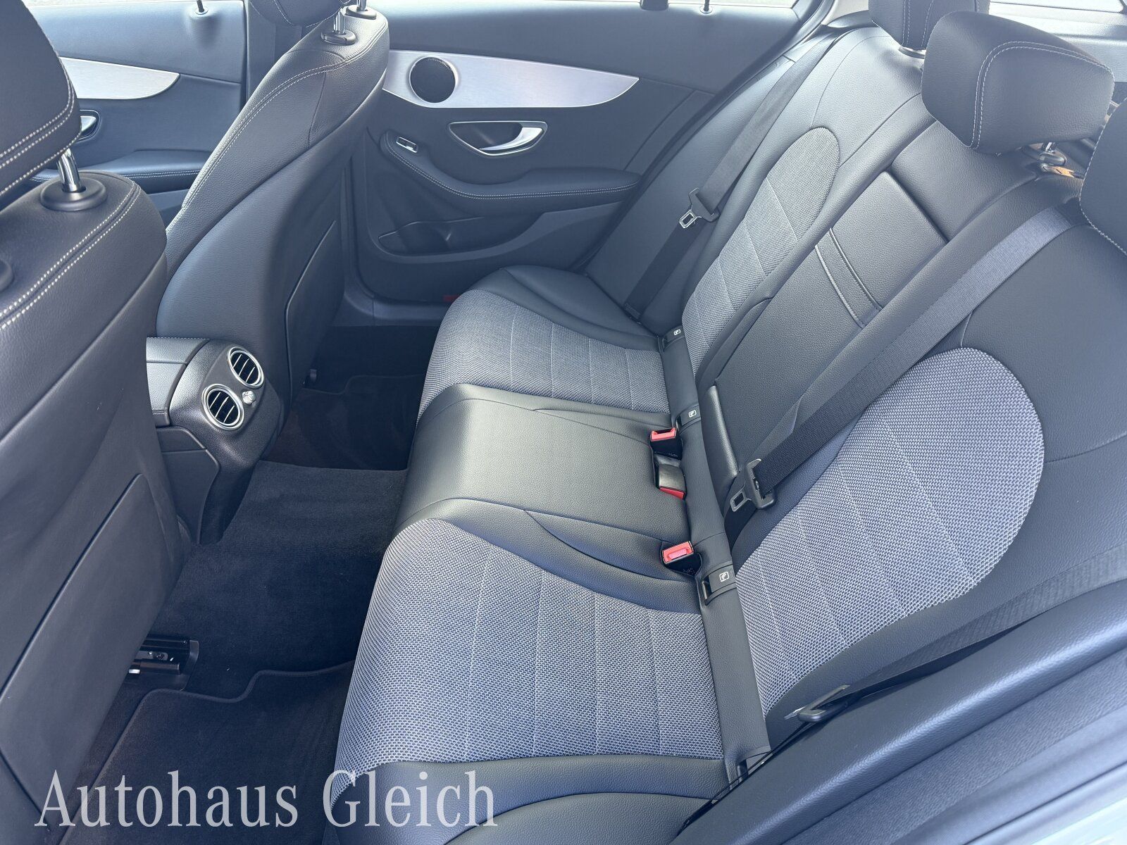 Fahrzeugabbildung Mercedes-Benz C 300 d 4MATIC T-Modell AVANTGARDE Exterieur/LED