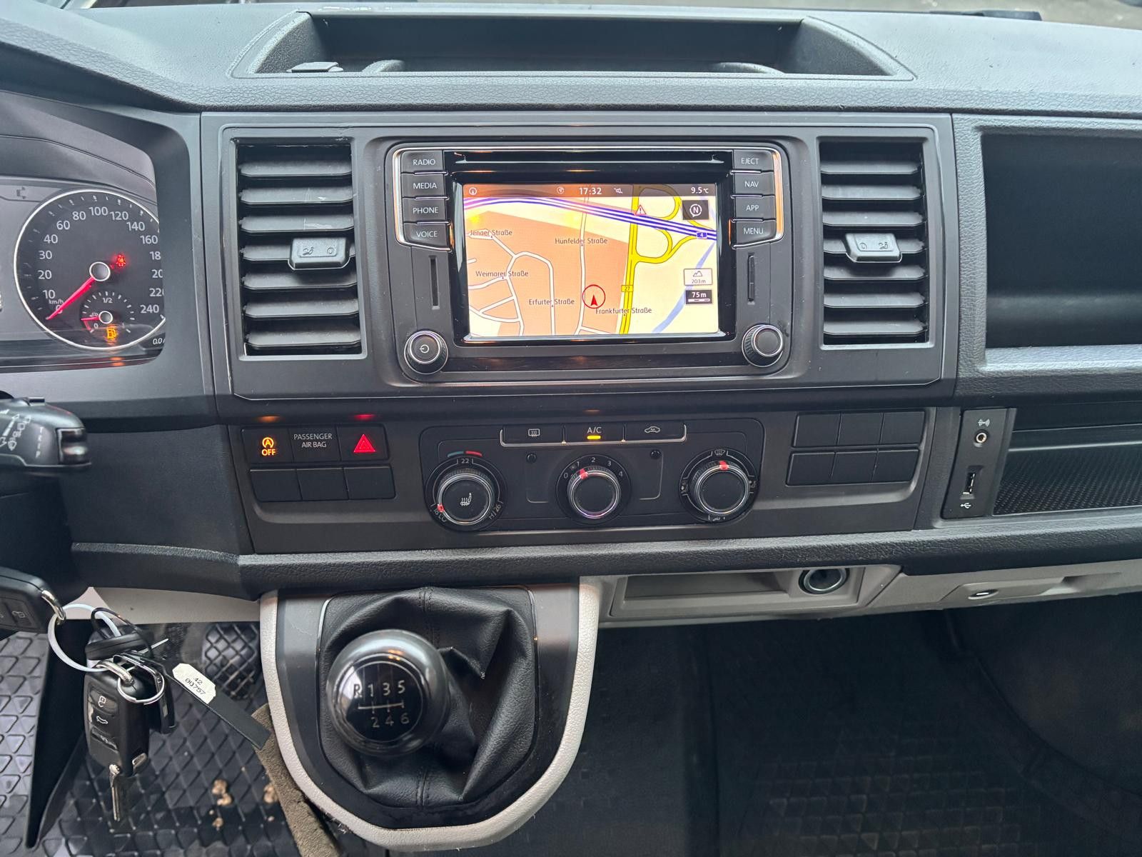 Fahrzeugabbildung Volkswagen T6 Transporter 2.0 TDI Kasten lang-STDHZ-AHK-NAV