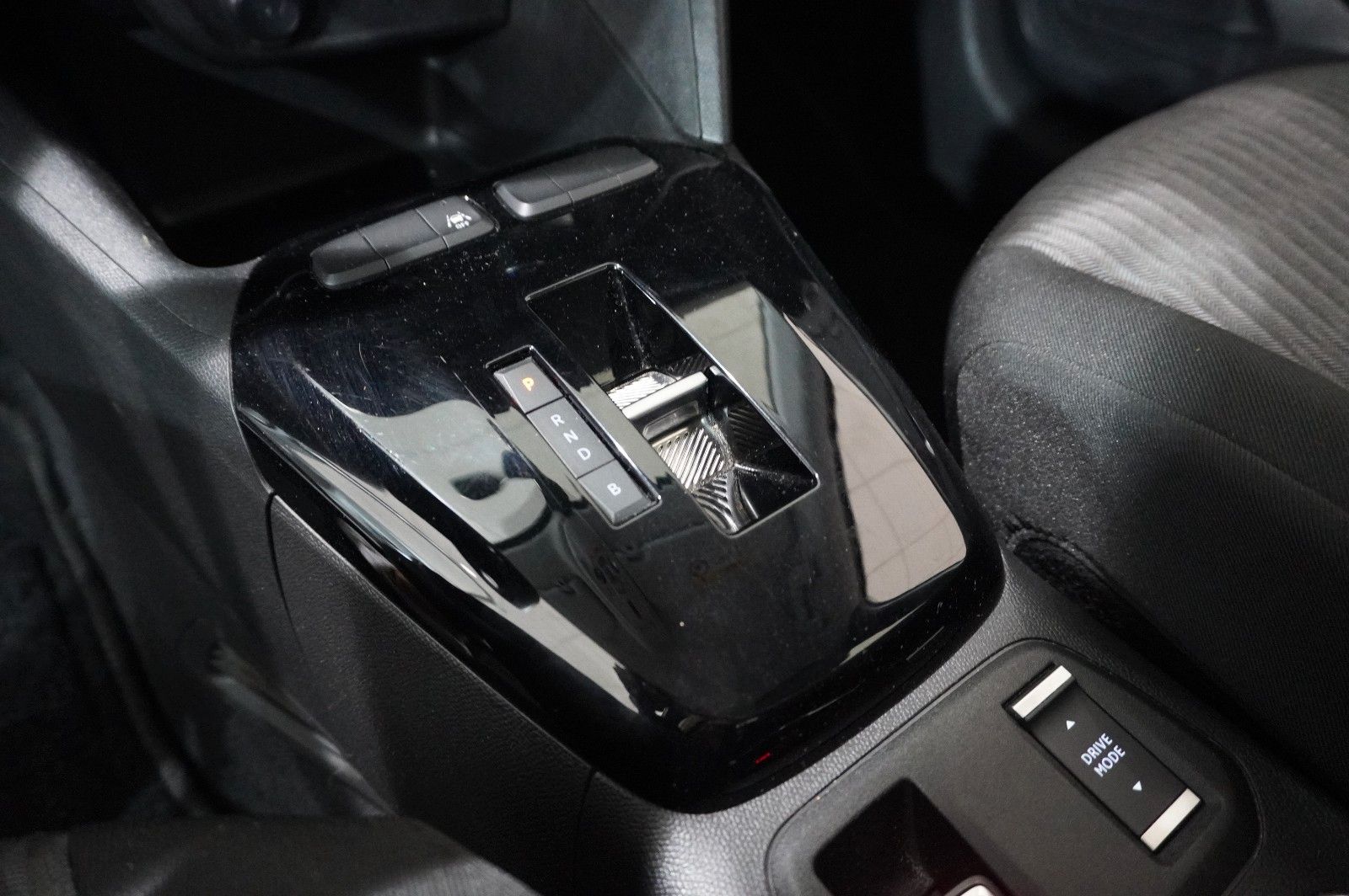 Fahrzeugabbildung Opel Corsa-e F EDITION 7KW NAVI/VIRT/TEMP/DAB/WÄRMEP.