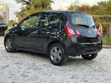 Renault Twingo Paris - Renault Twingo: Limousine