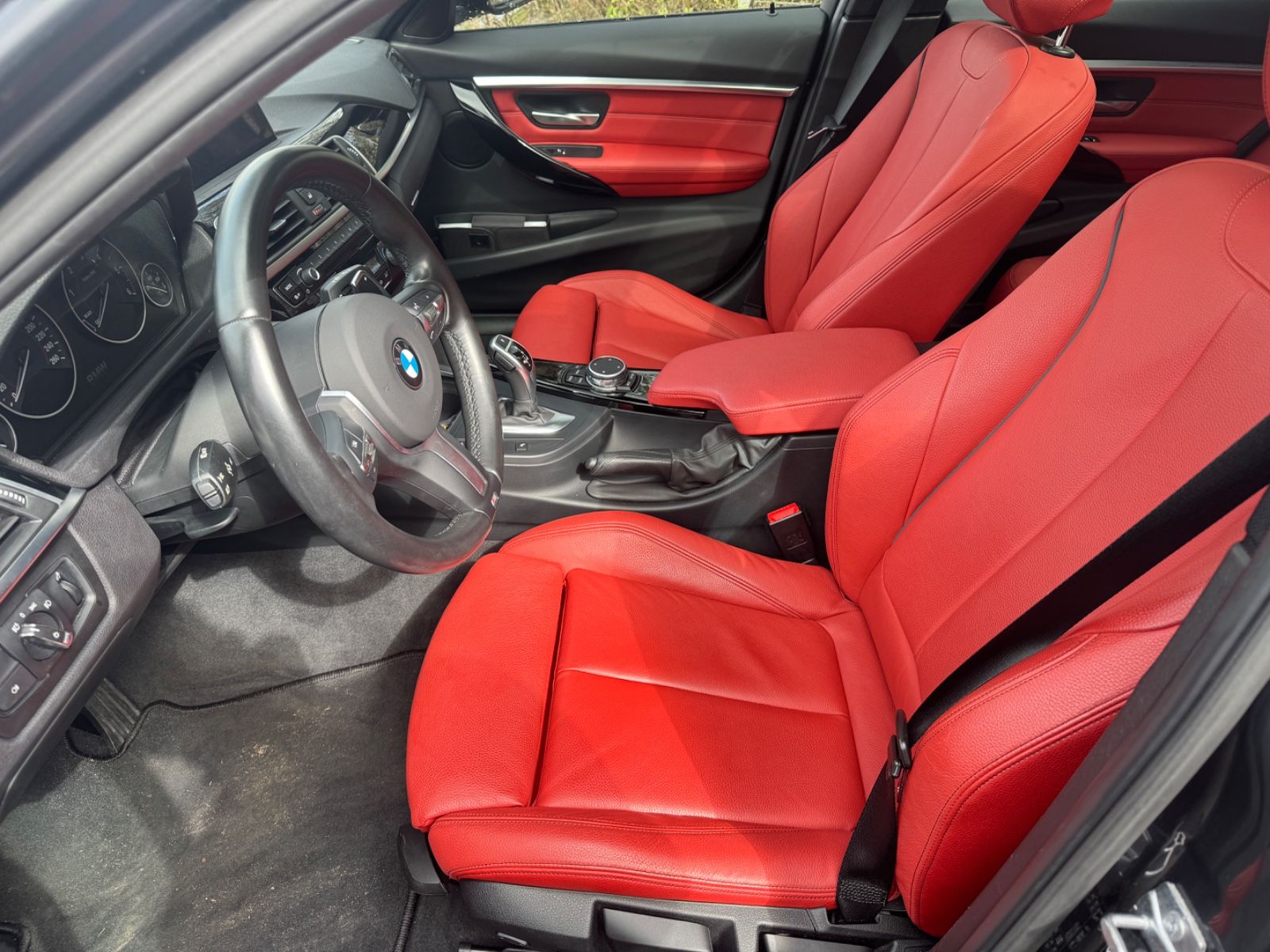 Fahrzeugabbildung BMW 330 xDrive Sport Line Panorama+HUD+erst 37500km