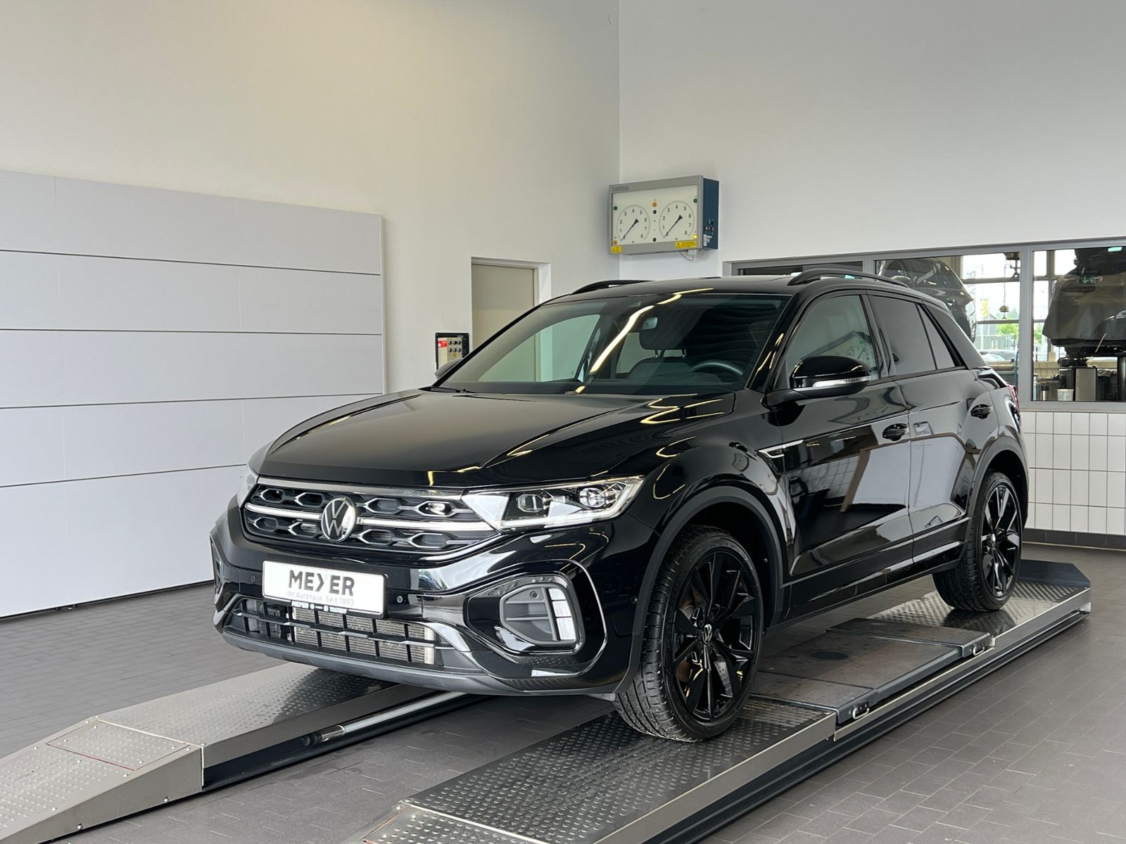 Fahrzeugabbildung Volkswagen T-Roc R-Line 2.0 TSI DSG 4MOTION *AHK,Pano,DCC,1