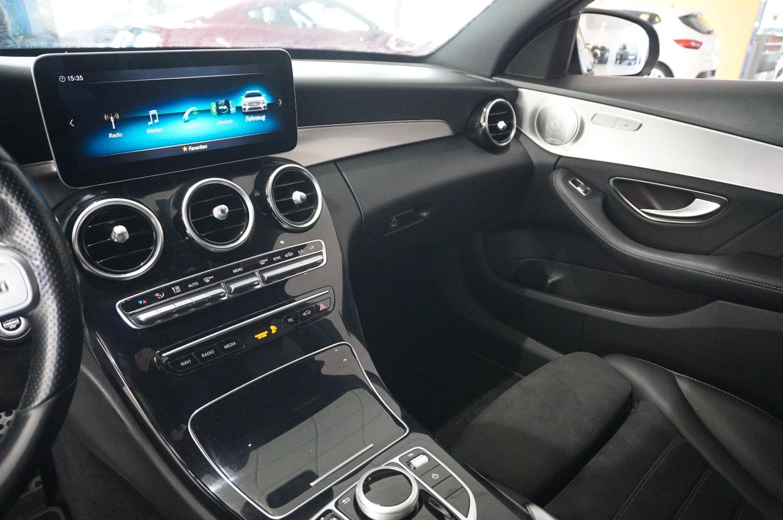 Fahrzeugabbildung Mercedes-Benz C 220 T AMG LINE 4MATIC 9G NAVI/LED/SPORT/BURME.