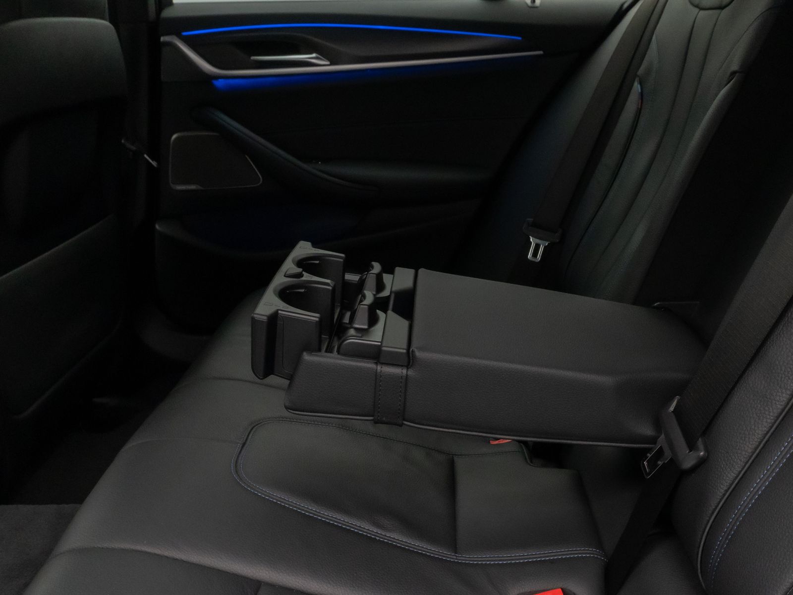 Fahrzeugabbildung BMW 530d M Sport Kamera HUD DAB H/K Komfort Alarm