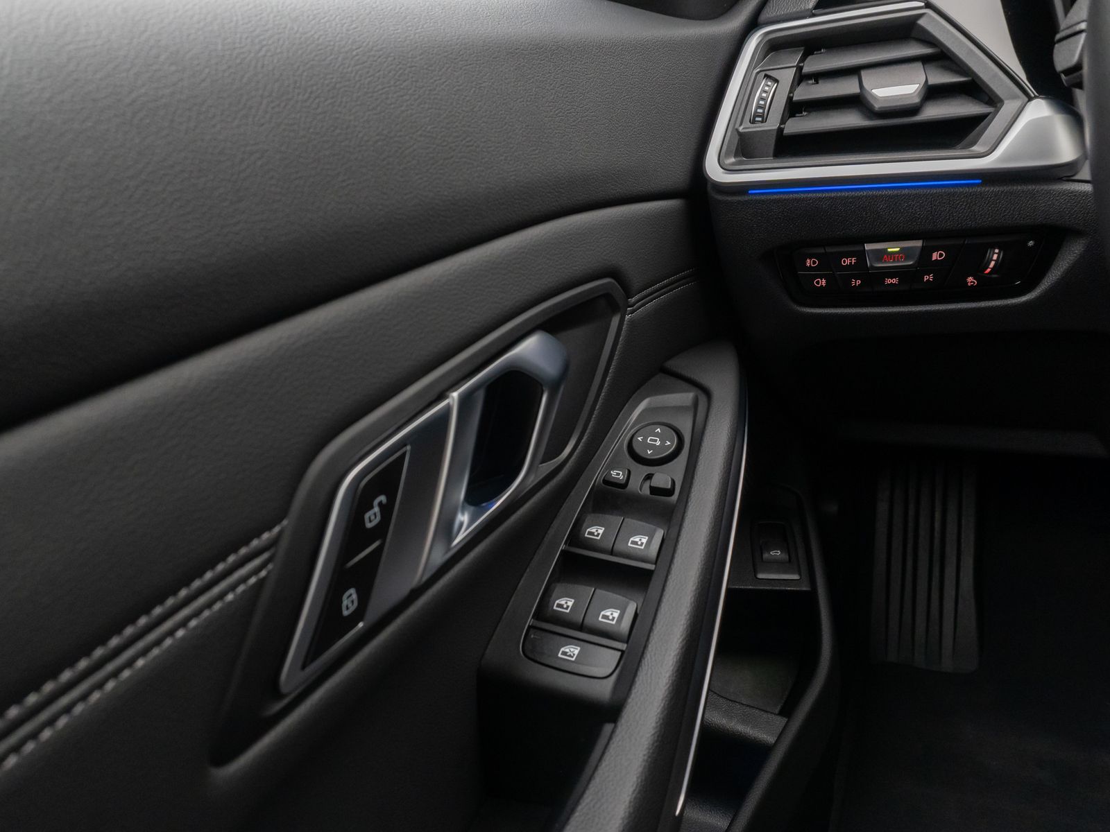 Fahrzeugabbildung BMW 330i xD SportLine DAB HiFi PDC Alarm LED M Sport