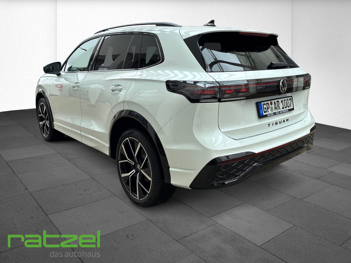 Fahrzeugabbildung Volkswagen Tiguan R-Line 2.0 TDI 4Motion Standh.+Leder+PANO