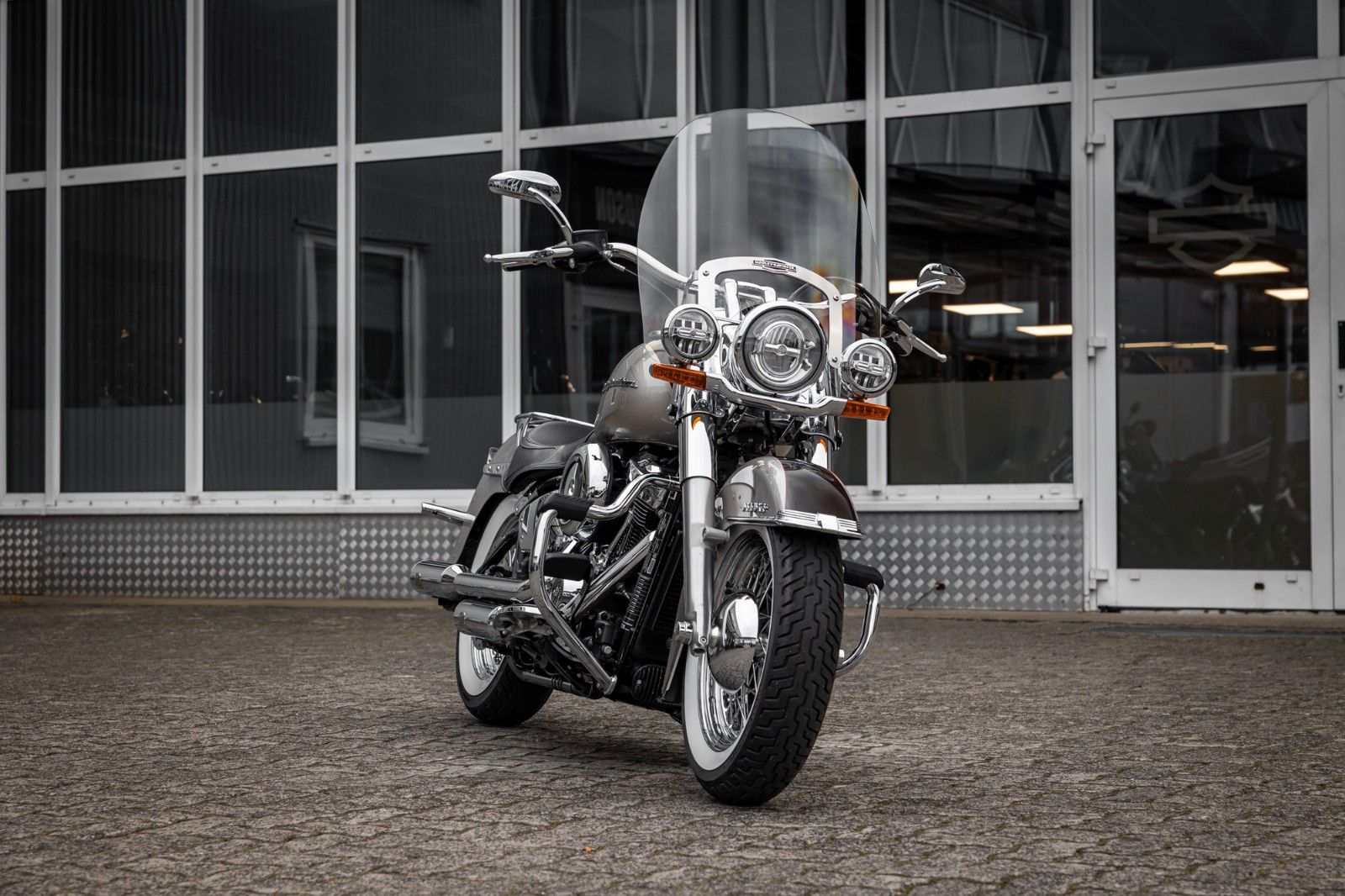 Fahrzeugabbildung Harley-Davidson SOFTAIL DELUXE FLDE - JEKILL & HYDE - NEUWERTIG