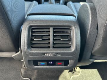 Fahrzeugabbildung Volkswagen Touran 2.0 TDI R Line LED AHK 7 Sitze