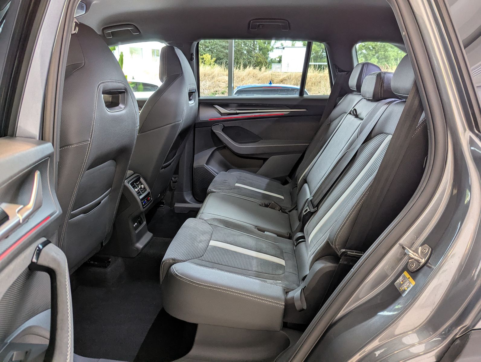 Fahrzeugabbildung SKODA Kodiaq 2.0 TDI Sportline 7-Sitze ACC Memory 20"