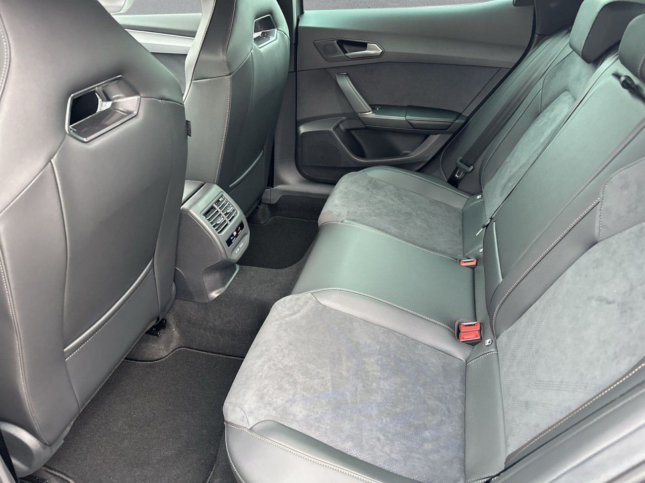 Fahrzeugabbildung CUPRA Formentor VZ 2.0 TSI 265 PS DSG - mit KI generiert/bearbeitet