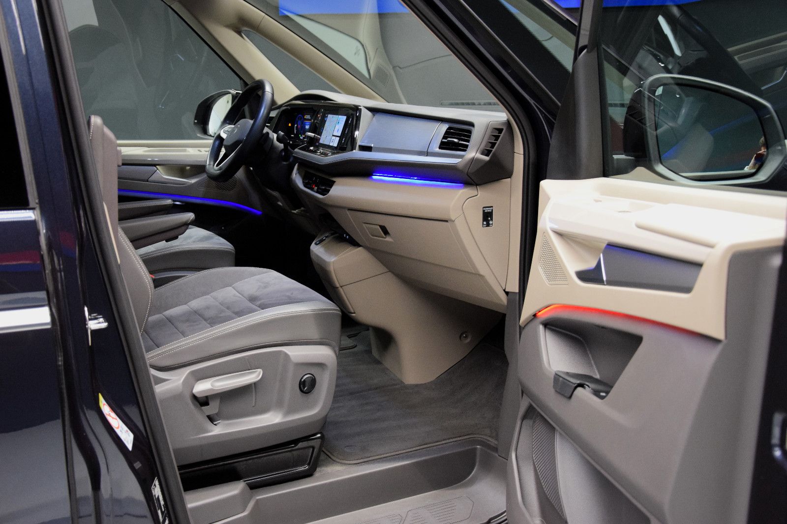 Fahrzeugabbildung Volkswagen T7 Multivan Style DSG Pano AHK 7-Sitze IQ-Light