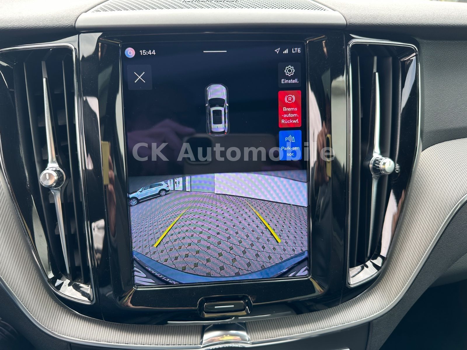 Fahrzeugabbildung Volvo XC60 B4 R Design 2WD/Navi/Pano/Kamera/LED