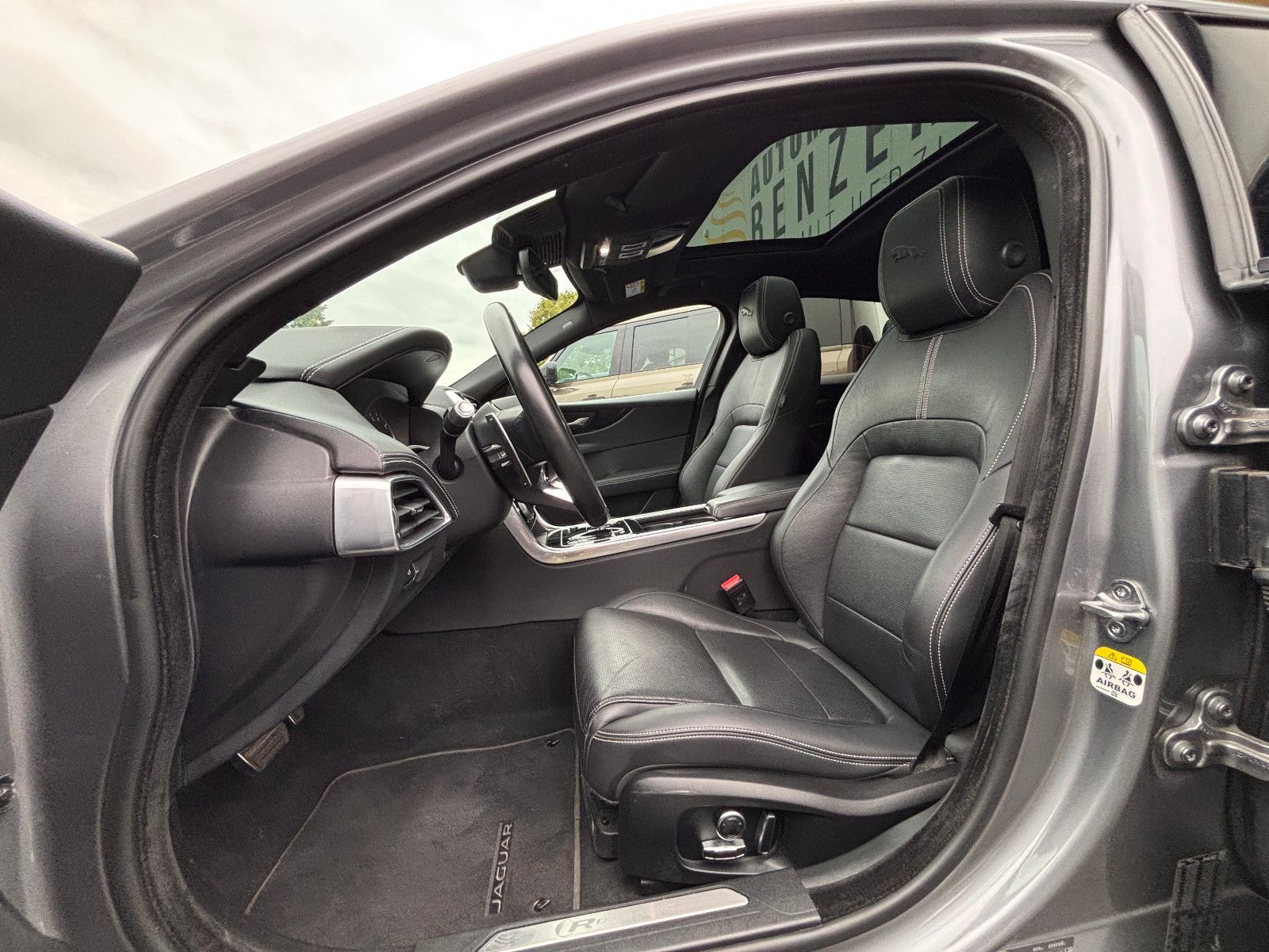 Fahrzeugabbildung Jaguar XE R-Dynamic Black/360''KAM/PANO/EXCLUSIV/MERIDI