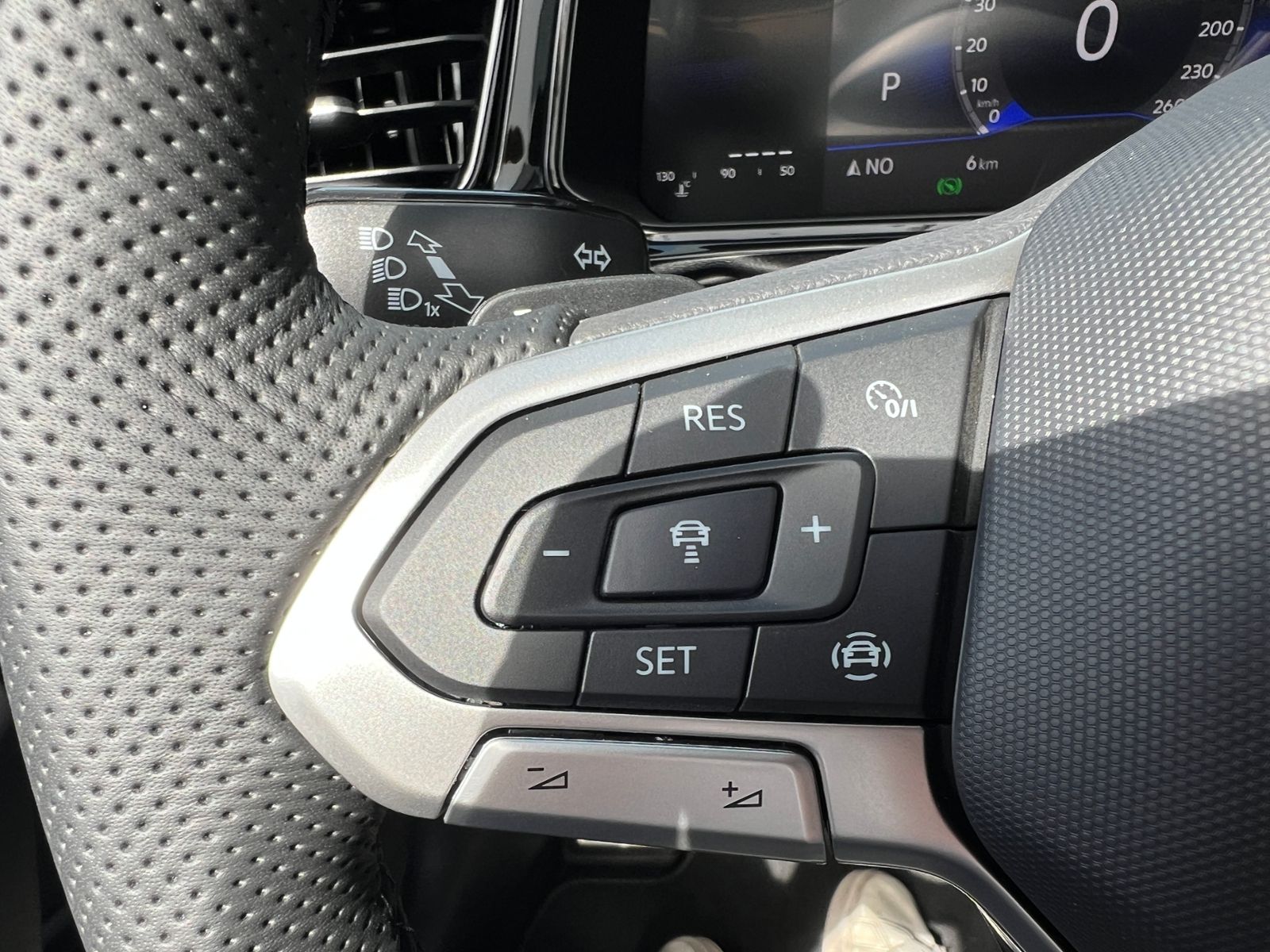 Fahrzeugabbildung Volkswagen T-Roc Cabriolet   R-Line 1.5 TSI DSG *AHK, Black