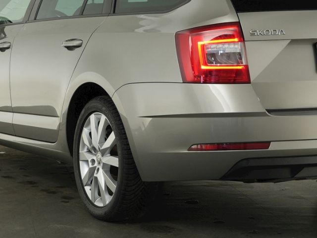 Octavia COMBI AMBITION TDI+NAVI+SITZHEIZUNG+PARK