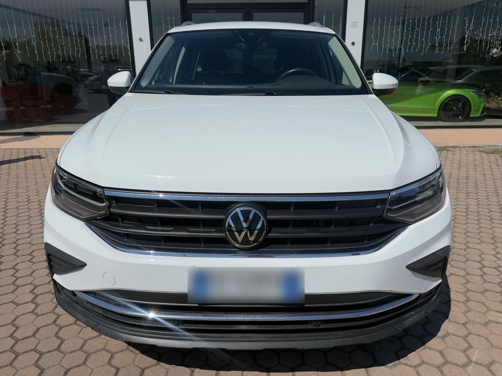 Volkswagen Tiguan - 1