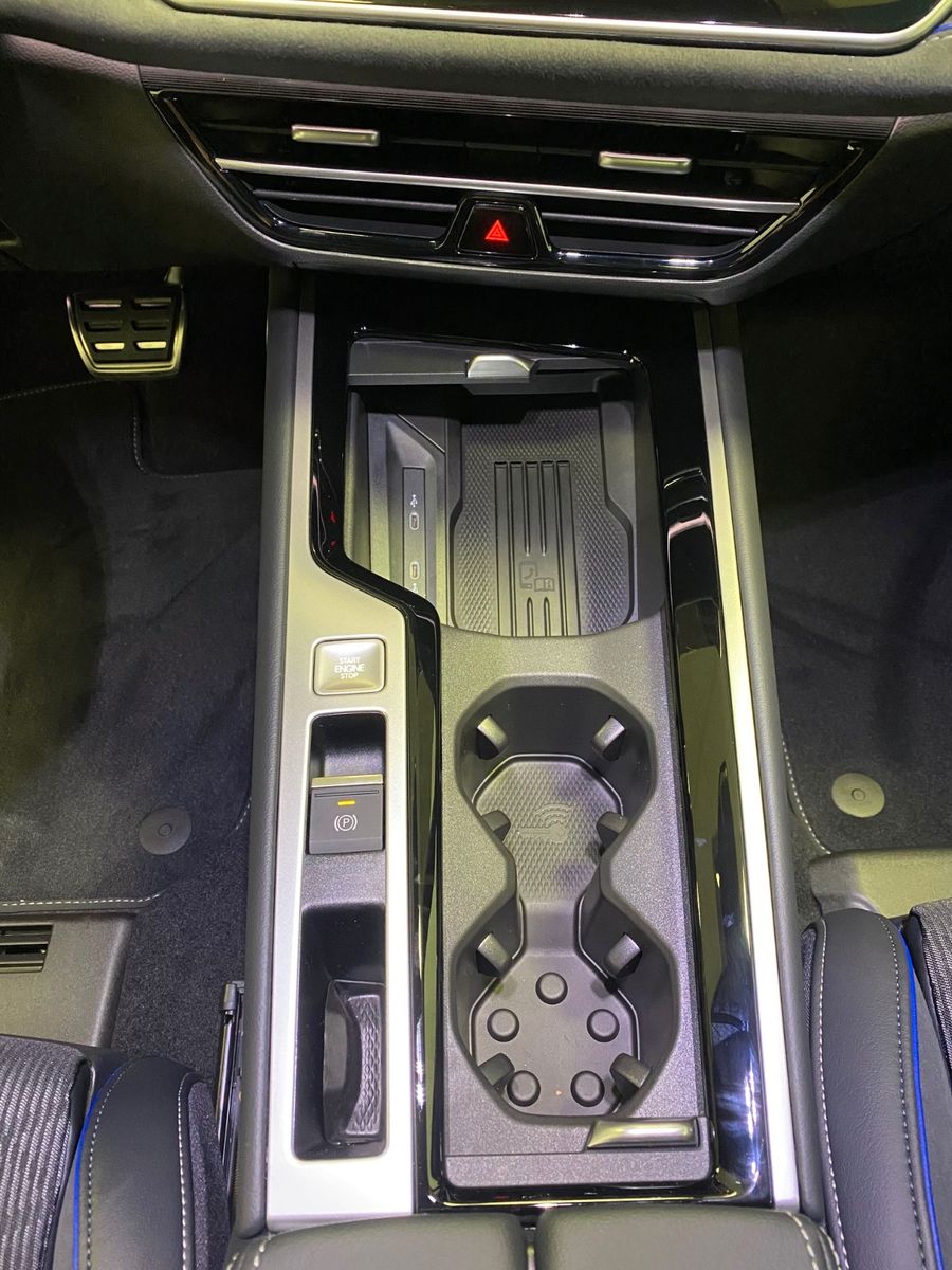 Fahrzeugabbildung Volkswagen Passat Variant 1.5 TSI R-Line+NAVI+MATRIX+AHK+