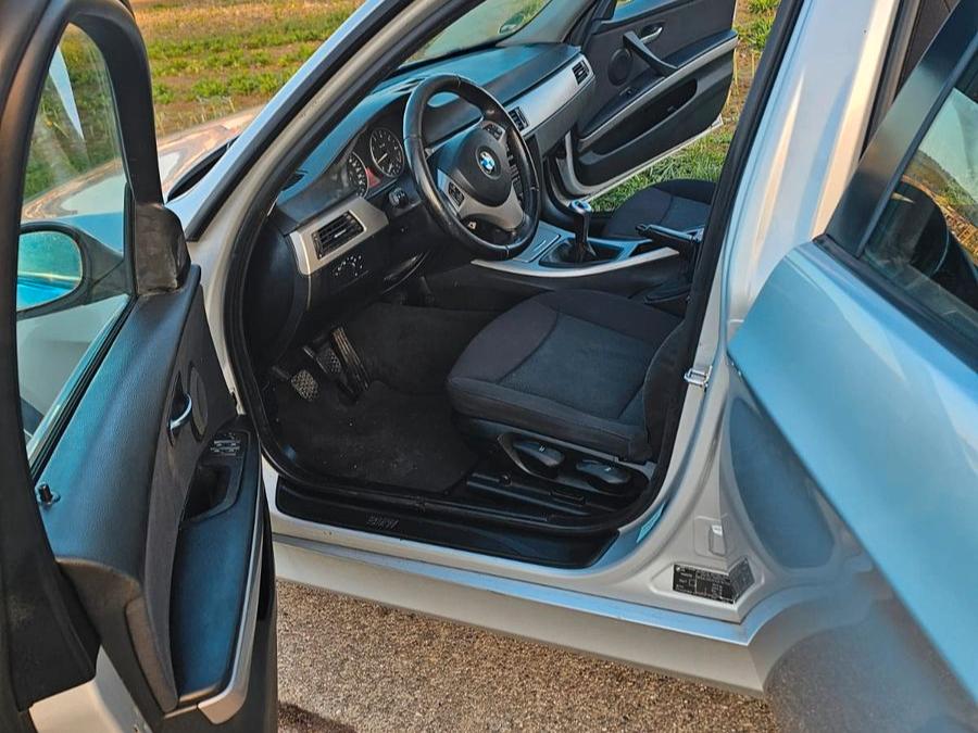BMW 318 2006 — interior