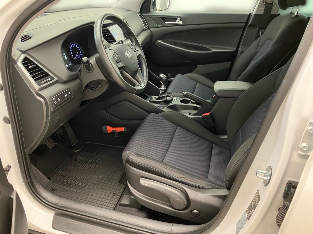 Fahrzeugabbildung Hyundai Tucson 1.6 Trend 2WD 2xKlima 4xSHZ Facelift Kam.