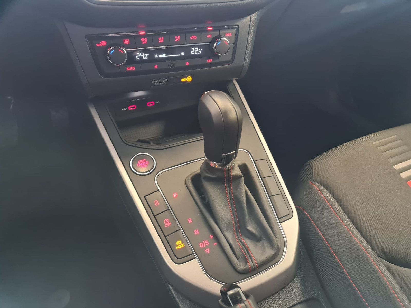 Fahrzeugabbildung SEAT Arona FR / NAVI/ KLIMA / GEPFLEGT / NUR 38TKM