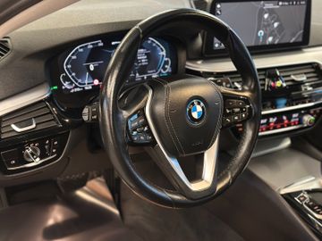 BMW 530 e Touring xDrive *Virtual Cockpit*AHK*LED*BT
