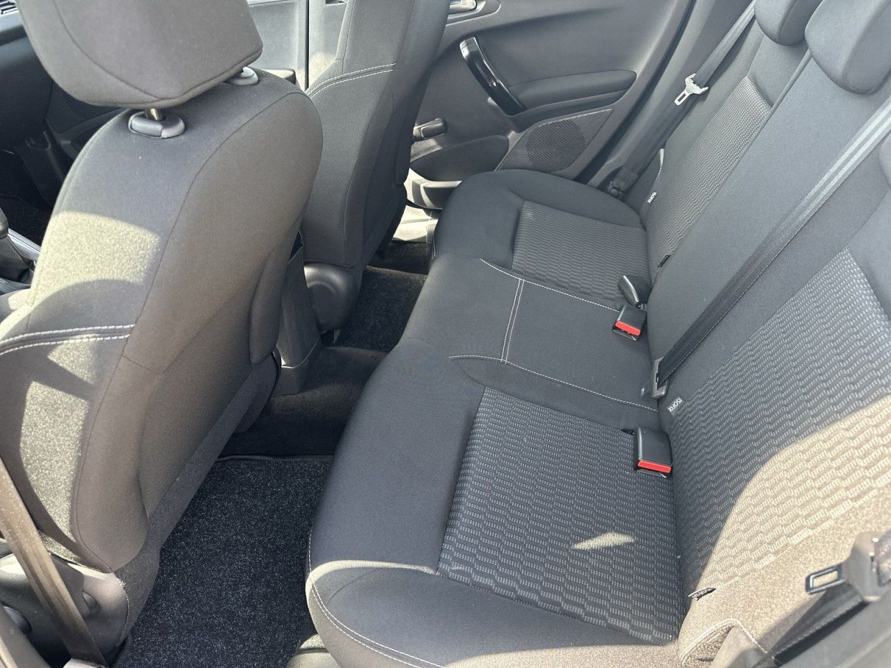 Fahrzeugabbildung Peugeot 208 PureTech 82 1.2*2Hnd-PDC-E6* - mit KI generiert/bearbeitet