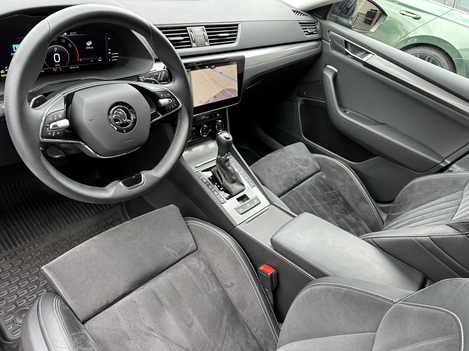 Fahrzeugabbildung SKODA Superb Combi 1.4 TSI iV DSG Style NAV+LED+VCOCK