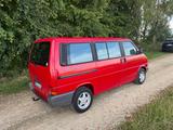 Volkswagen T4 Multivan Oldtimer - rote Volkswagen T4 Multivan