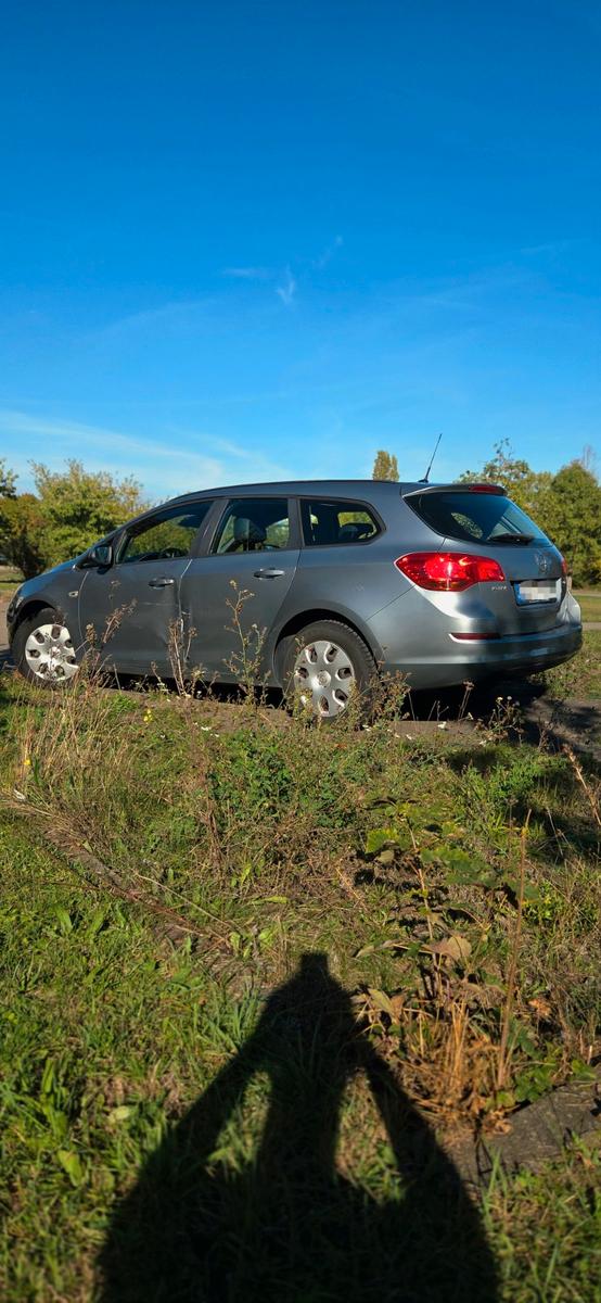 Opel Astra 2011 — салон