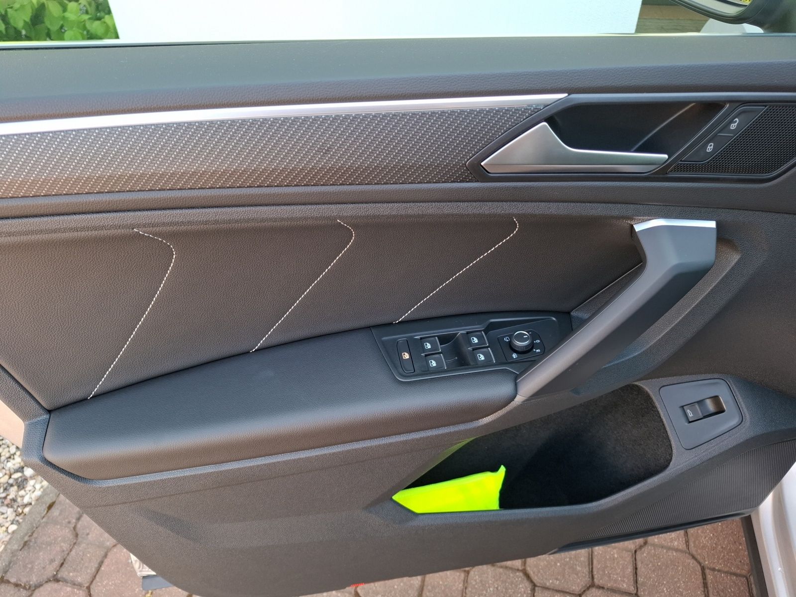 Fahrzeugabbildung Volkswagen Tiguan TSI R-Line DSG 4M STH Matrix AHK Navi Pan