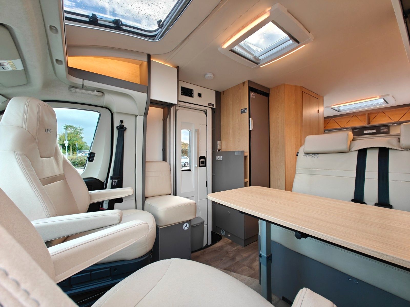 Fahrzeugabbildung LMC Tourer T 660 G -  663 70 Jahre, 140PS -