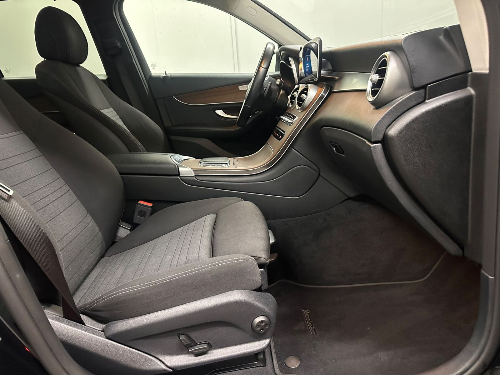 Fahrzeugabbildung Mercedes-Benz GLC 300 e 4MATIC Autom.*AHK*PANORAMA*DISTRO