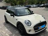 MINI Cooper 5-Türer Ausstattungspaket Chili