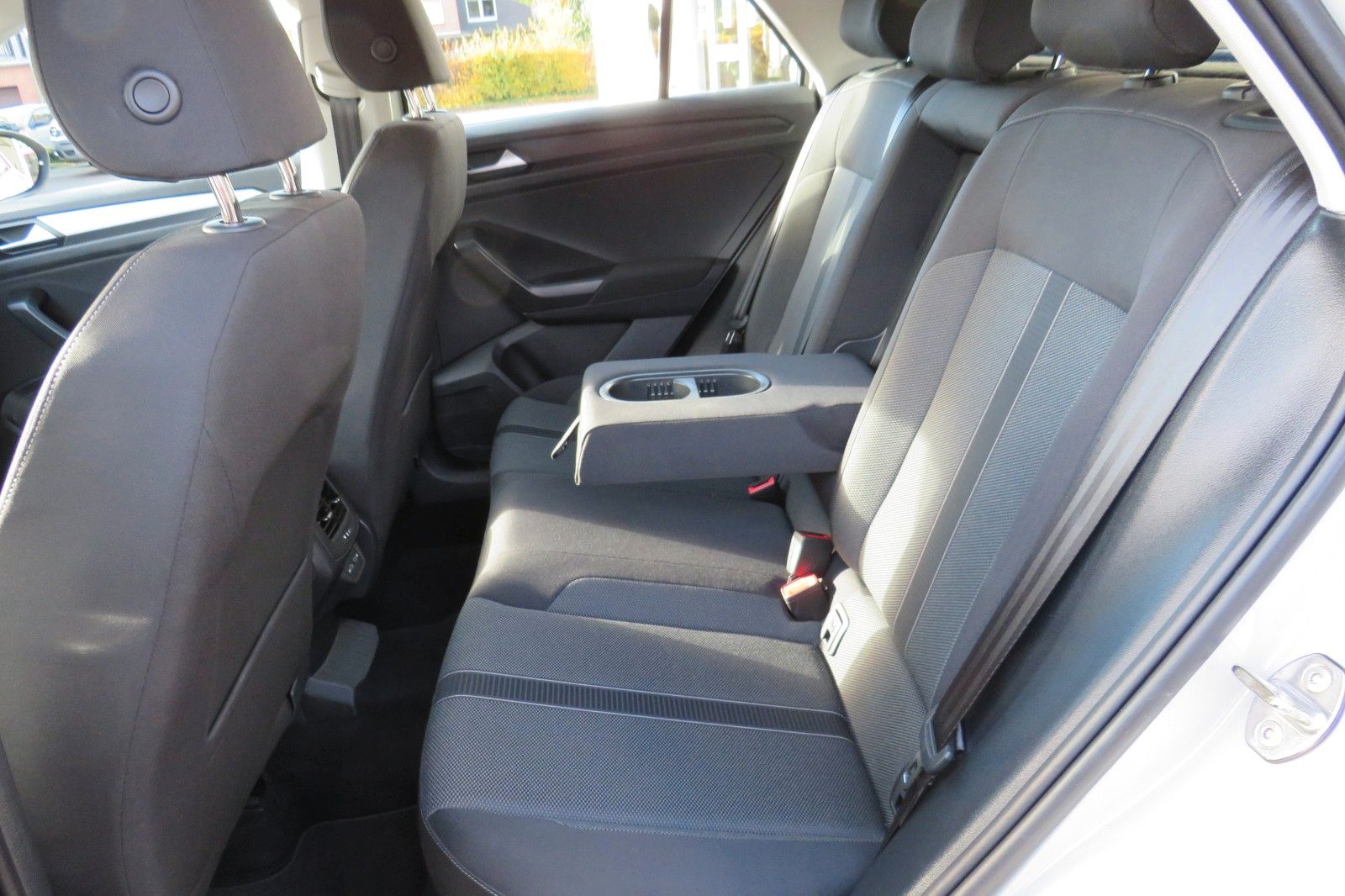 Fahrzeugabbildung Volkswagen T-Roc Life DSG AHK NAVI SITZH. APP-CON. LED 1Hd