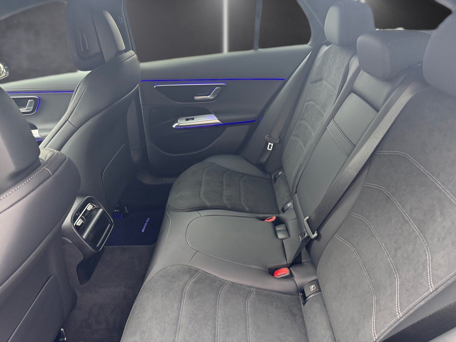 Fahrzeugabbildung Mercedes-Benz E 200 T AMG Adv.*MBUX-Superscreen*DISTRONIC*LED*