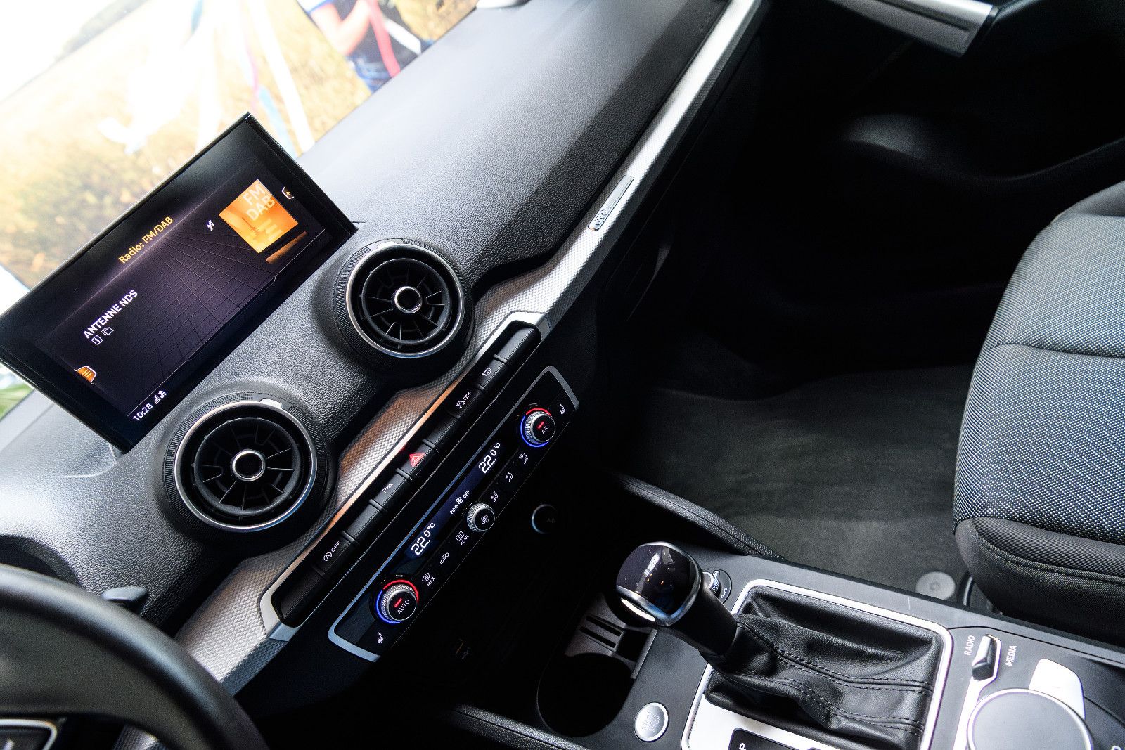 Fahrzeugabbildung Audi Q2 35 TFSI S tronic LED/SZH/RFK/NAVI/GJR