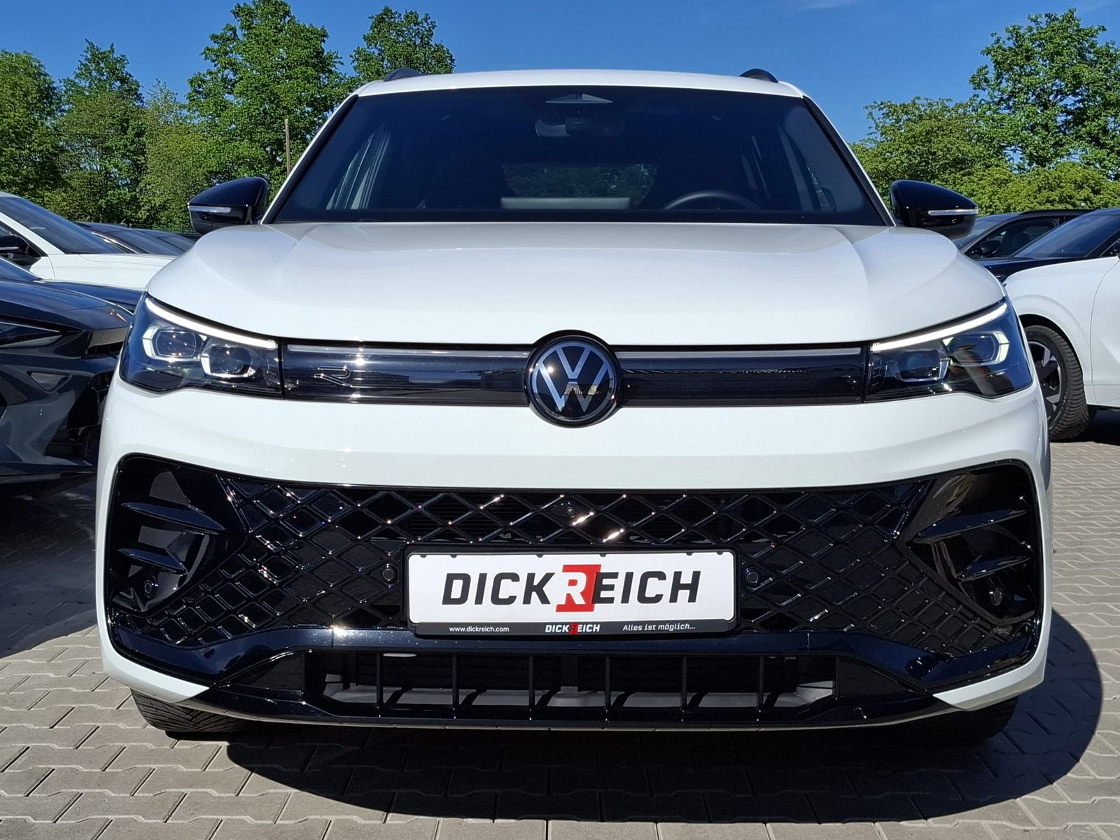 Fahrzeugabbildung Volkswagen Tiguan 2.0 TDI 4M R-Line BLACK*PAN*HK*AHK*MATRIX