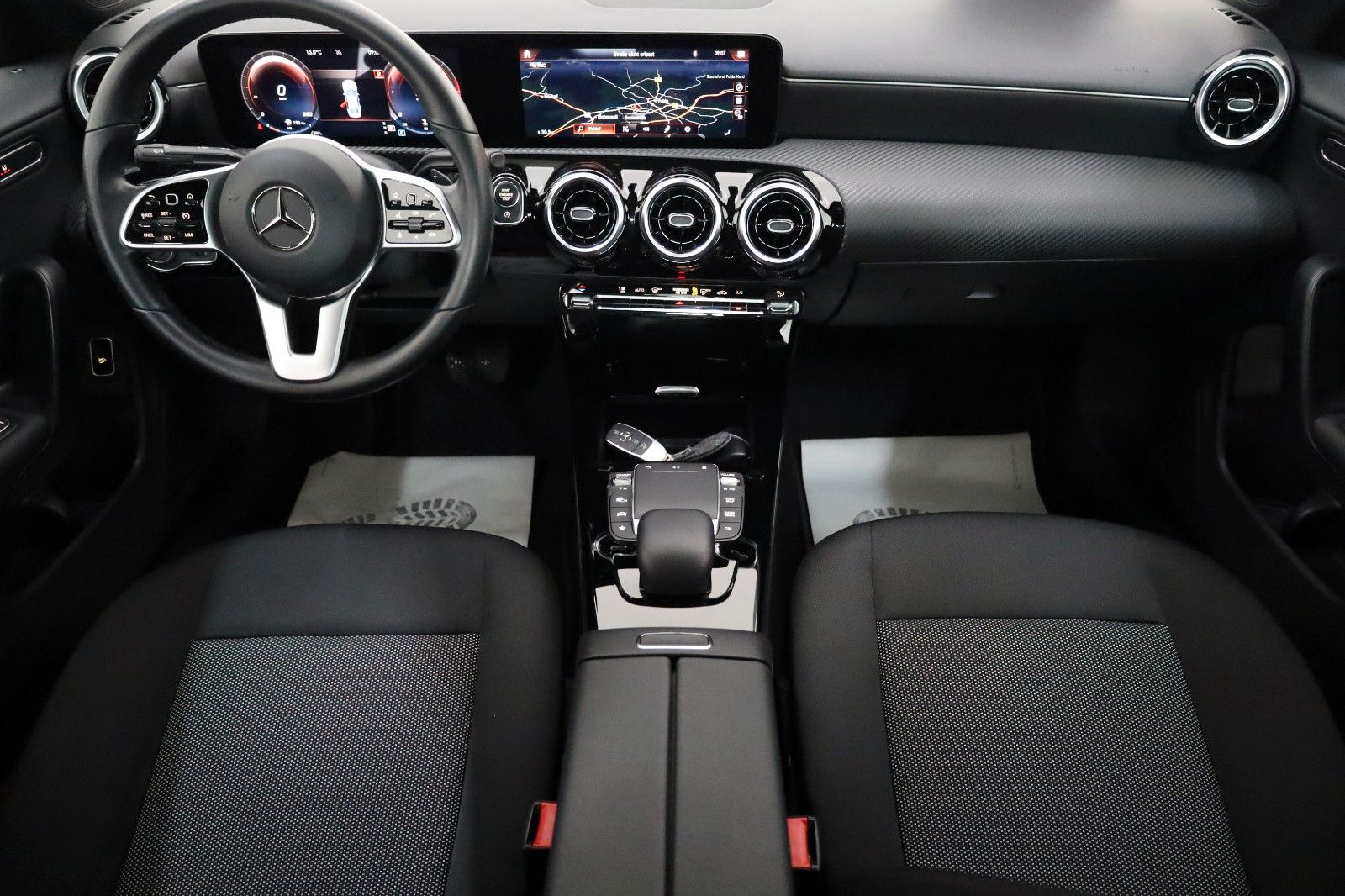Fahrzeugabbildung Mercedes-Benz CLA 200 d, Navi, SH, Carplay, Kamera, Widescreen