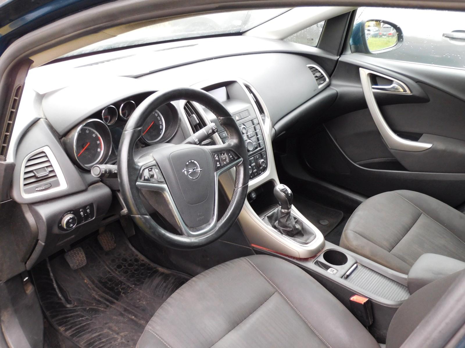 Opel Astra 2011 — photo 11
