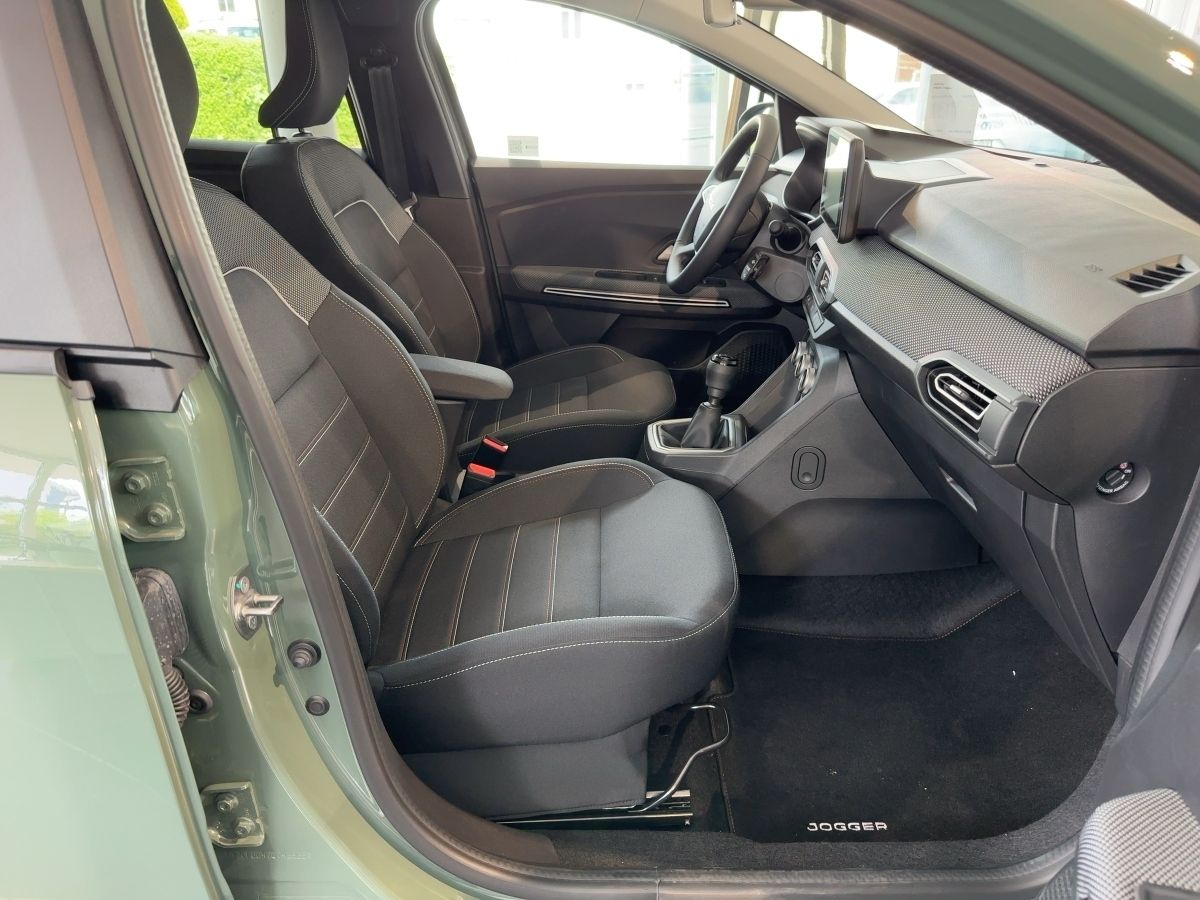 Fahrzeugabbildung Dacia Jogger Extreme+ TCe 110 7-Sitzer Navi SHZ Kamera