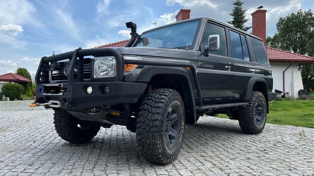 Toyota Land Cruiser J7 J76 HZJ76