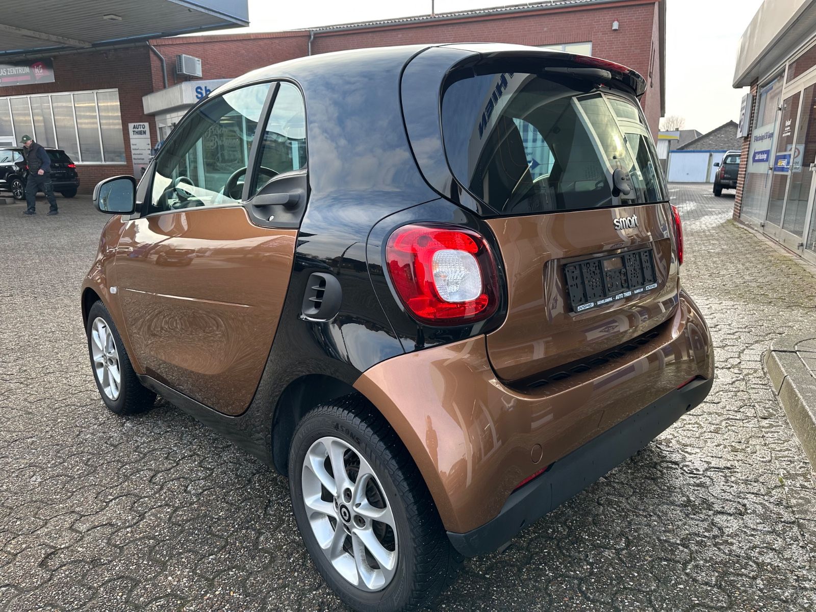 Fahrzeugabbildung Smart ForTwo coupe Pano/SHZG/GJR/Audio/hazelbrown